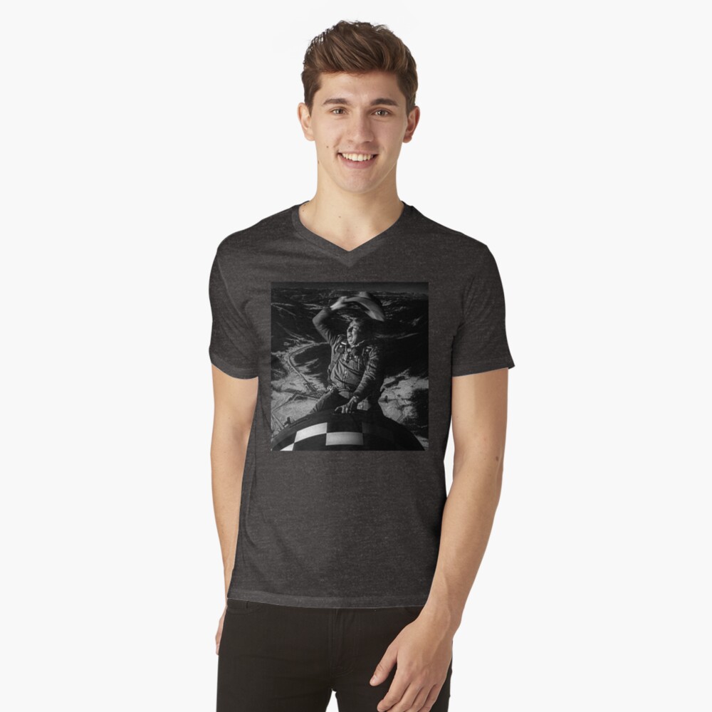 Artikel-Vorschau von T-Shirt mit V-Ausschnitt, designt und verkauft von iamwelly.