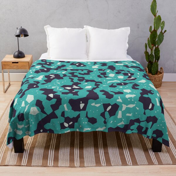 Artikelvorschau, Mintgrüne Camouflage-Buntglasmuster in Mintgrüntönen entworfen und verkauft von ShopieHome.