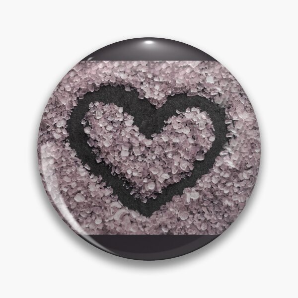 Artikelvorschau, Gezeichnetes Herz auf einem Hintergrund des rosa Salzes. Herz gezeichnet in rosa Himalaya-Salz. entworfen und verkauft von Goodboss.