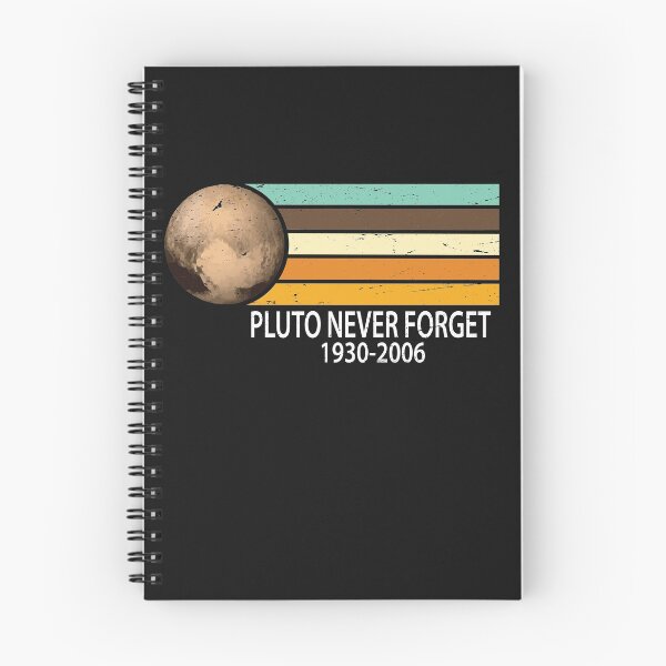 Artikelvorschau, Pluto nie vergessen Retro Vintage-Stil T-Shirt, In Gedenkstätte Pluto, Planeten Shirt, Space Shirt Unisex entworfen und verkauft von Get A Wear Shop.