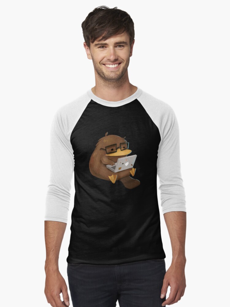 Imagen 1 de 3, Camiseta ¾ estilo béisbol con la obra Ornitorrinco nerd, diseñada y vendida por Pameloo.