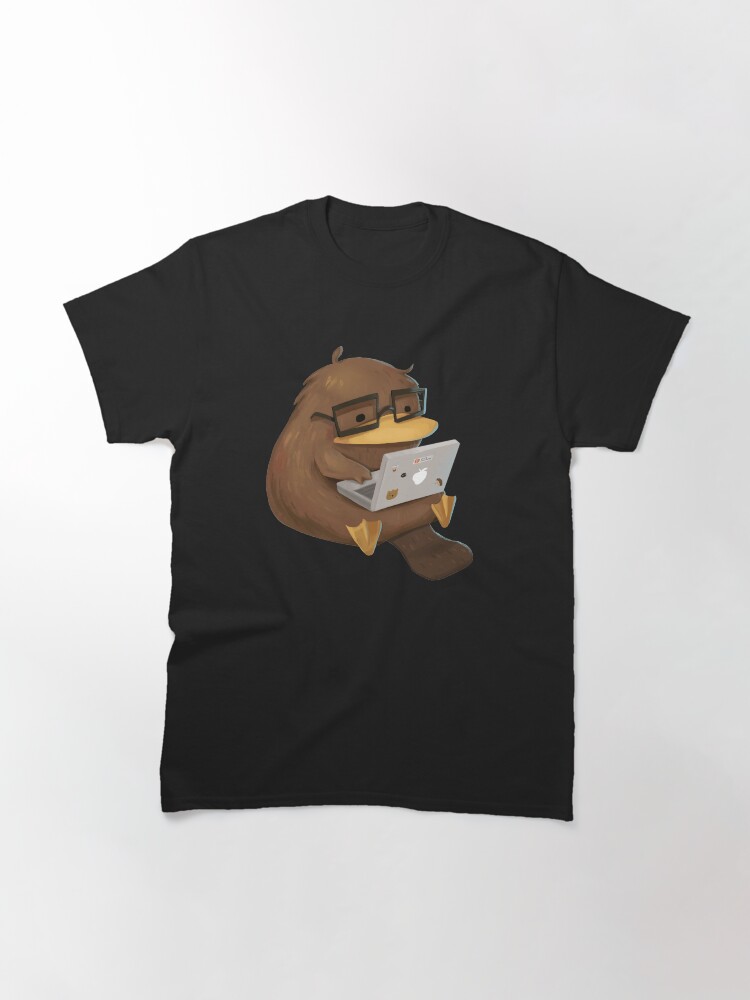 Imagen 3 de 7, Camiseta clásica con la obra Ornitorrinco nerd, diseñada y vendida por Pameloo.