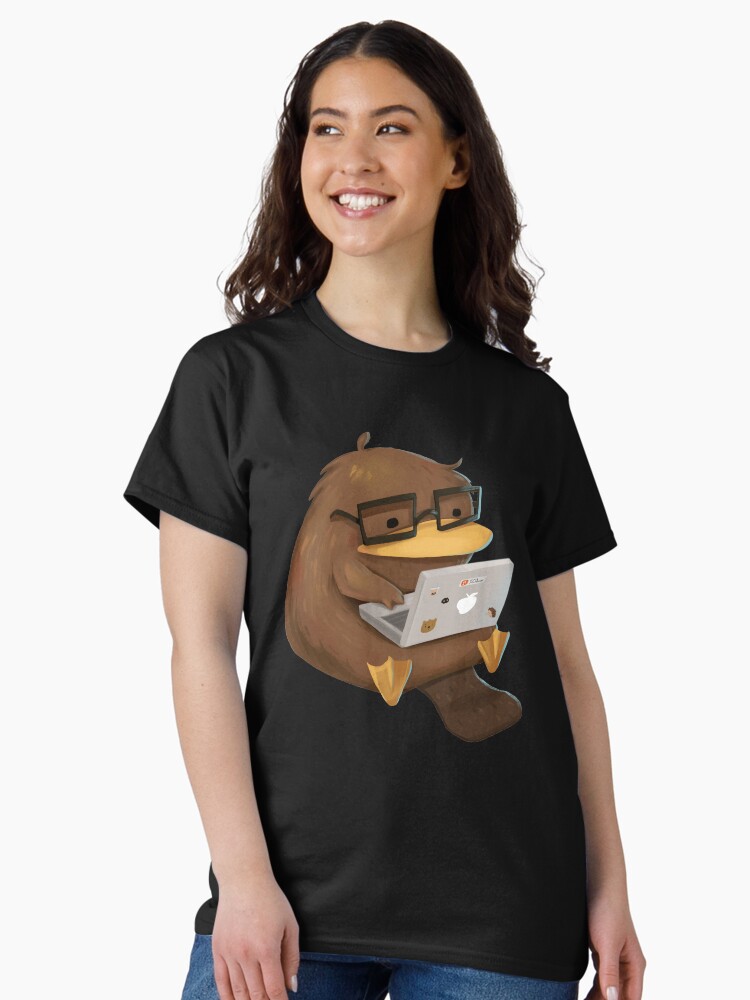 Imagen 2 de 7, Camiseta clásica con la obra Ornitorrinco nerd, diseñada y vendida por Pameloo.