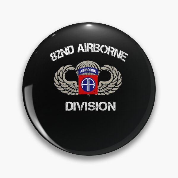 Vista previa del artículo con la obra «82a División Aerotransportada División de Paracaidistas Bandera de EE. UU. Veterano Hombre», diseñado y vendido por Jody49.