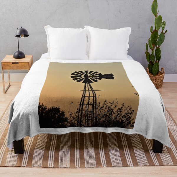 Aperçu de l'œuvre Smokey Kansas Windmill Sunset silhouette créée et vendue par ROBERTDBROZEK.
