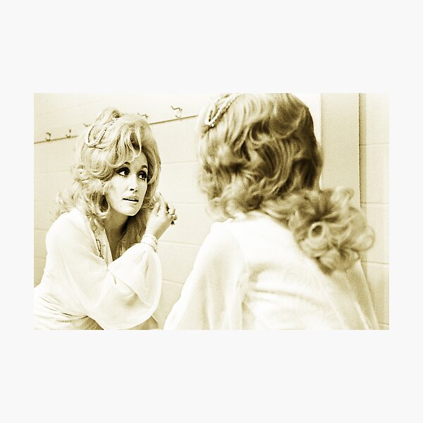 Dolly parton applying facial make-up Photographic Print