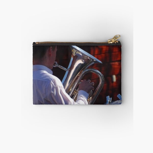 Aperçu de l'œuvre Quelqu'un qui joue d'un instrument en public créée et vendue par Fantomenbubble.