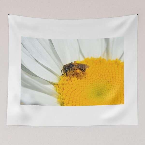 Artikelvorschau, Beschäftigte Biene, die Pollen sammelt entworfen und verkauft von LisaWootenPhoto.