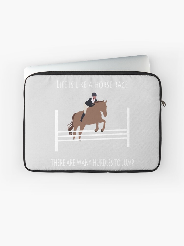 Aperçu 1 sur 2. Housse d'ordinateur avec l'œuvre La vie est comme une course de chevaux, il y a beaucoup d'obstacles à sauter créée et vendue par HatoCreations.