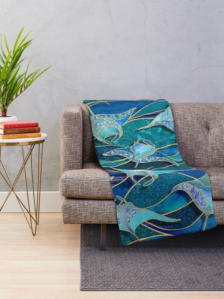Imagen 2 de 6, Manta con la obra Mantarrayas patchwork en zafiro y azul turquesa, diseñada y vendida por micklyn.