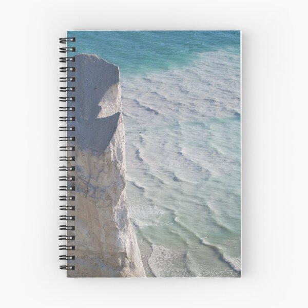 Aperçu de l'œuvre Falaises de craie dominant l'océan blanc créée et vendue par Poliphilo.