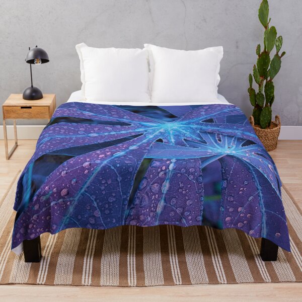 Aperçu de l'œuvre Feuilles Raindrops Manioc Brésil Rain, Purple créée et vendue par Forestia.