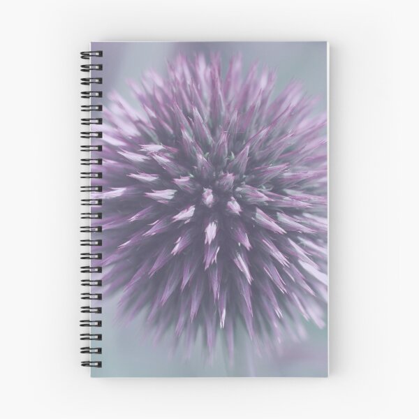 Artikelvorschau, Kugel Blume Zierlauch Blüten Farbtrend2021 Floral Allium Muster Trendfarbe Lila entworfen und verkauft von Forestia.