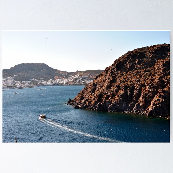 Artikelvorschau, Eiscreme-Schokoladenberg und blaugrüner Ozean. Mittelmeer, Griechenland. entworfen und verkauft von Maxif Visual Photo Print.