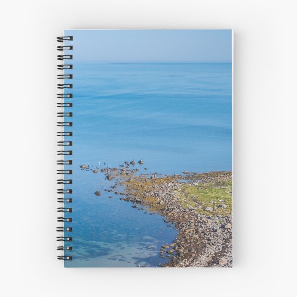 Aperçu de l'œuvre Les côtes encadrent la mer bleue créée et vendue par Poliphilo.