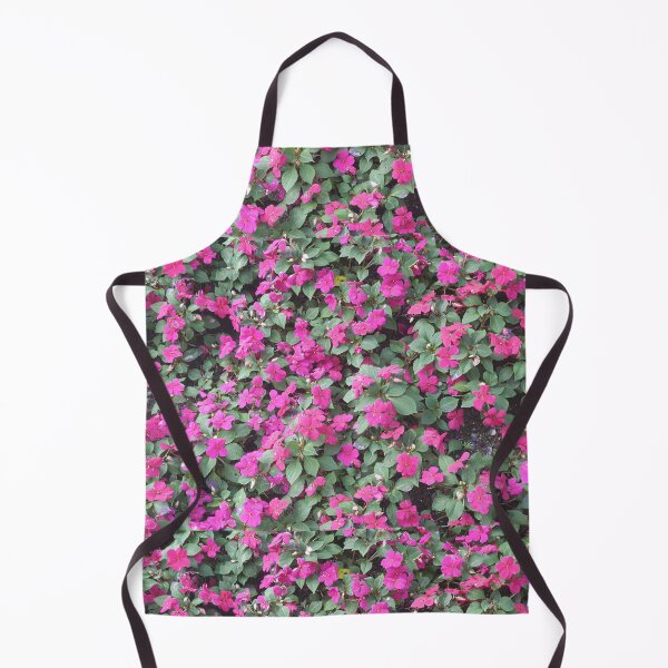 Aperçu de l'œuvre Brise d'été d'invasion de fleurs roses fantaisie créée et vendue par OneCherubim.