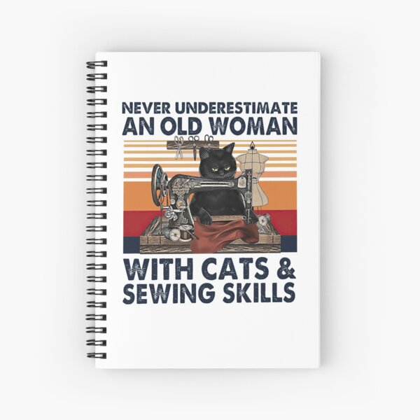 Aperçu de l'œuvre Ne sous-estimez jamais une vieille femme avec des chats et des compétences en couture créée et vendue par KathysRyan.