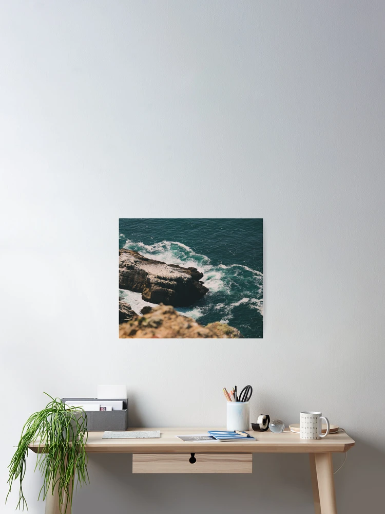 Aperçu 2 sur 3. Poster avec l'œuvre Ocean Rocks créée et vendue par ClickShoppe.