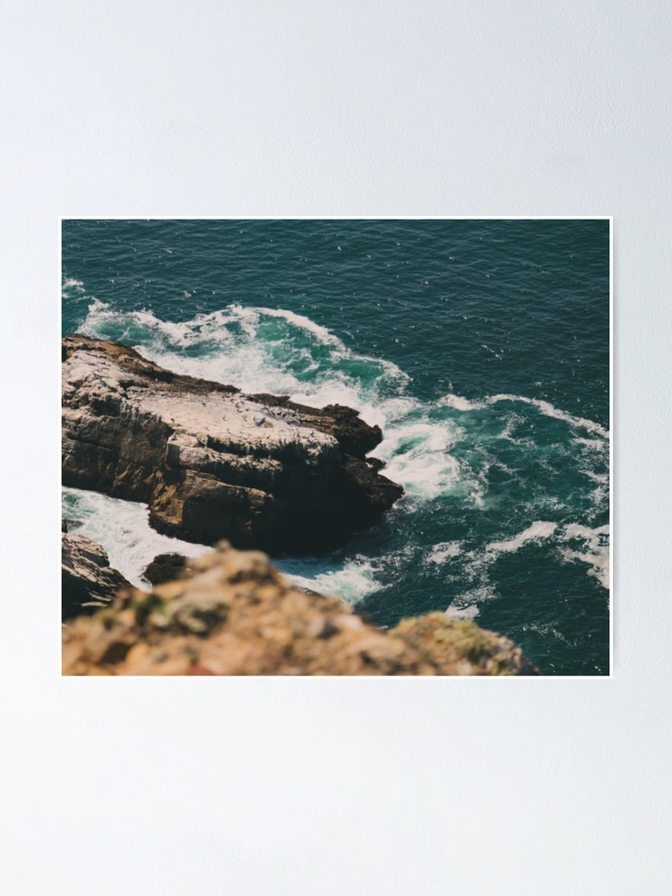 Aperçu 1 sur 3. Poster avec l'œuvre Ocean Rocks créée et vendue par ClickShoppe.