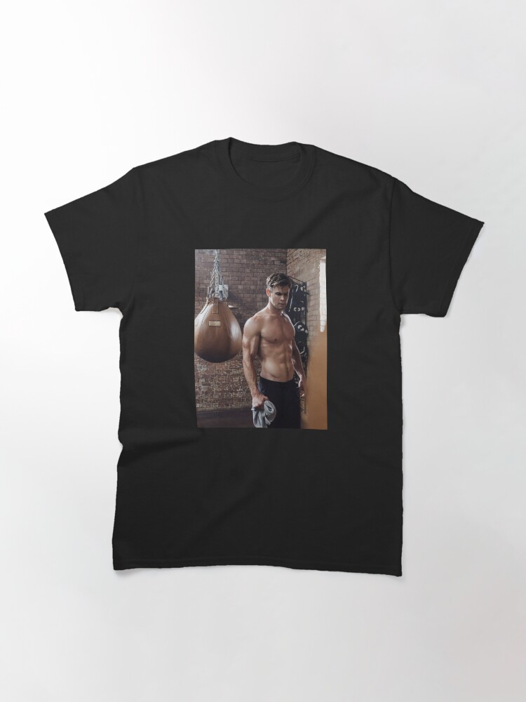 chris hemsworth in t shirt