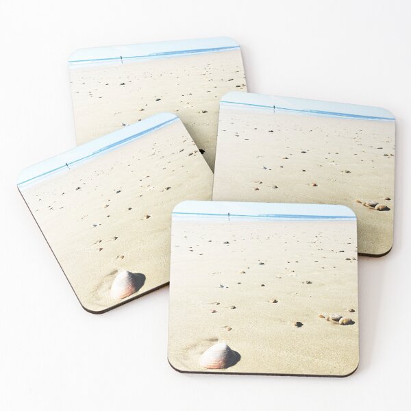 Aperçu de l'œuvre Large plage de sable avec des coquillages et l'océan bleu créée et vendue par teeseeds.