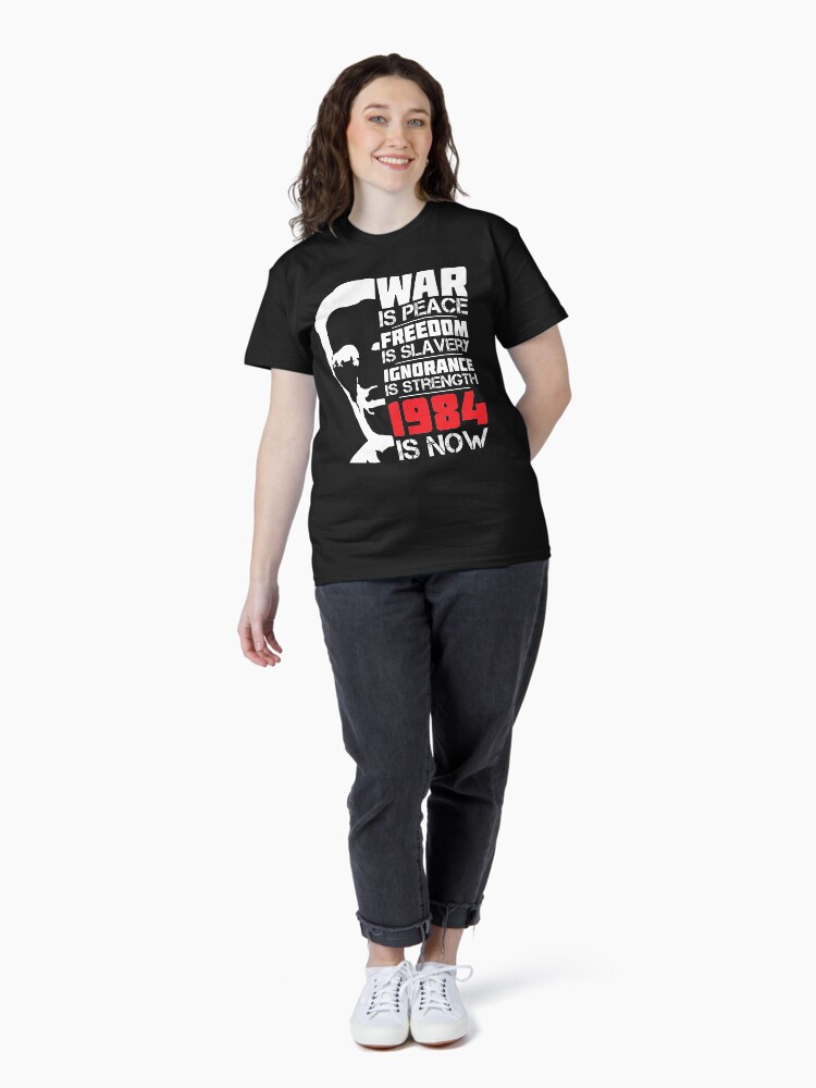 Imagen 4 de 7, Camiseta clásica con la obra La guerra es paz, la libertad es esclavitud, la ignorancia es fuerza, 1984 es ahora, diseñada y vendida por CatsCrew.