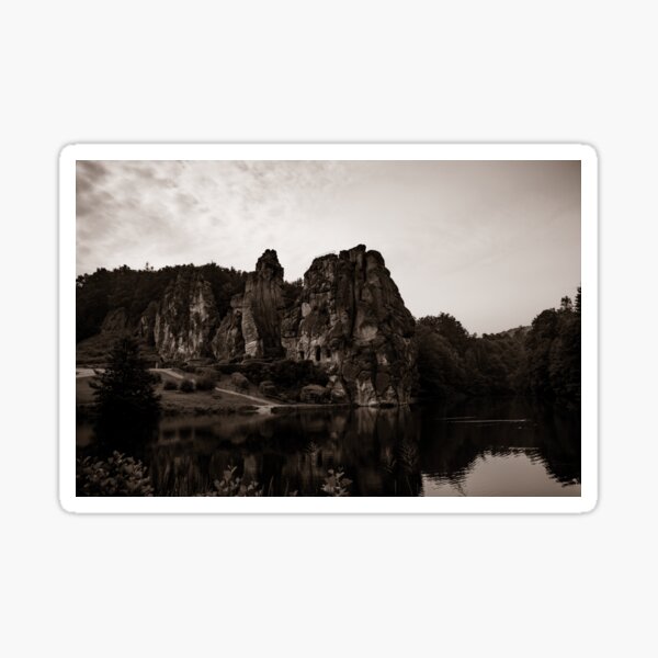 Monochromes Bild von Externystein im Teutoburger Wald Sticker