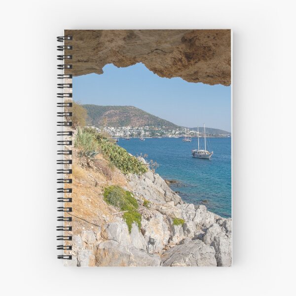 Artikelvorschau, Türkei: Blick auf den Yachthafen durch die Ruinen der Burg Bodrum entworfen und verkauft von VadimK.