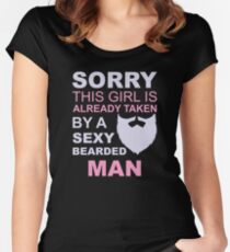 Entschuldigung, dieses Mädchen ist schon von einem sexy bärtigen Mann eingenommen Tailliertes Rundhals-Shirt