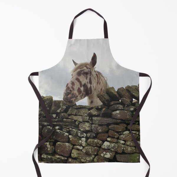 Artikelvorschau, Ich habe mein Auge auf dich gerichtet! Pferd hängt seinen Kopf über eine Steinmauer. Peak District, Großbritannien entworfen und verkauft von JellyBeenzz.