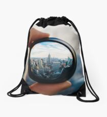 Mochila saco Hombre sosteniendo una lente sobre Manhattan