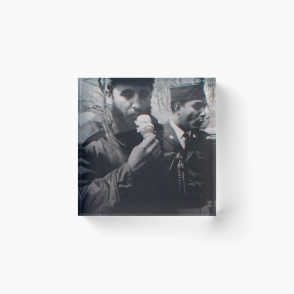 Artikelvorschau, Fidel Castro isst ein Eis entworfen und verkauft von AidanMDesigns.
