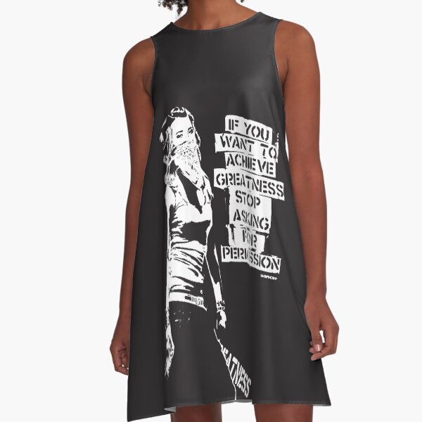 Banksy cita graffiti Si quieres alcanzar la grandeza, deja de pedir permiso en blanco y negro con la etiqueta de Banksy en negro. Vestido acampanado