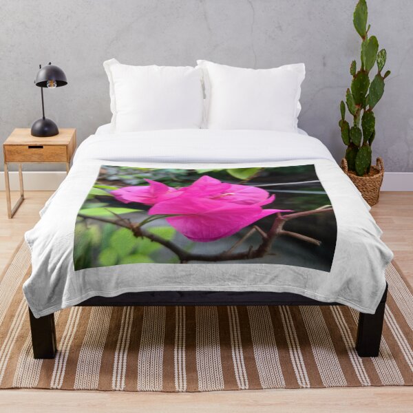 Artikelvorschau, Exquisite rosa Bougainvillea entworfen und verkauft von Luxxe87.