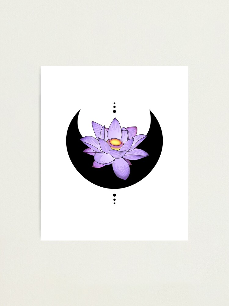 Lámina fotográfica «Luna negra con flor de lirio de agua púrpura, tatuaje  de yoga espiritual» de Koalaslifestyle | Redbubble