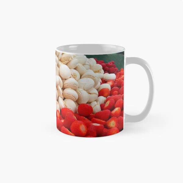Aperçu de l'œuvre Meringues, fraises, myrtilles, framboises créée et vendue par PhotoCDesign.