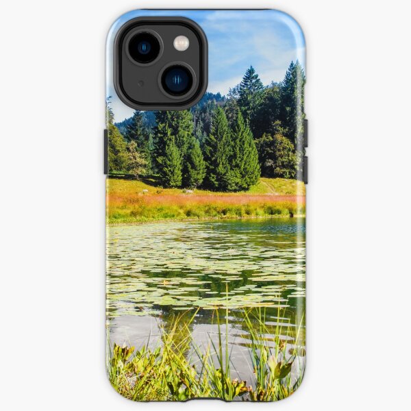 Magnifique petit lac Genin français d'altitude au milieu de la forêt de pins sauvages en été dans les montagnes du Jura Coque antichoc iPhone