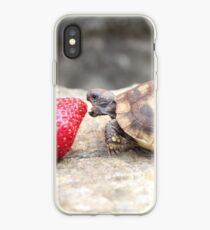 Fotografie einer Babyschildkröte, die eine Erdbeere isst iPhone-Hülle & Cover