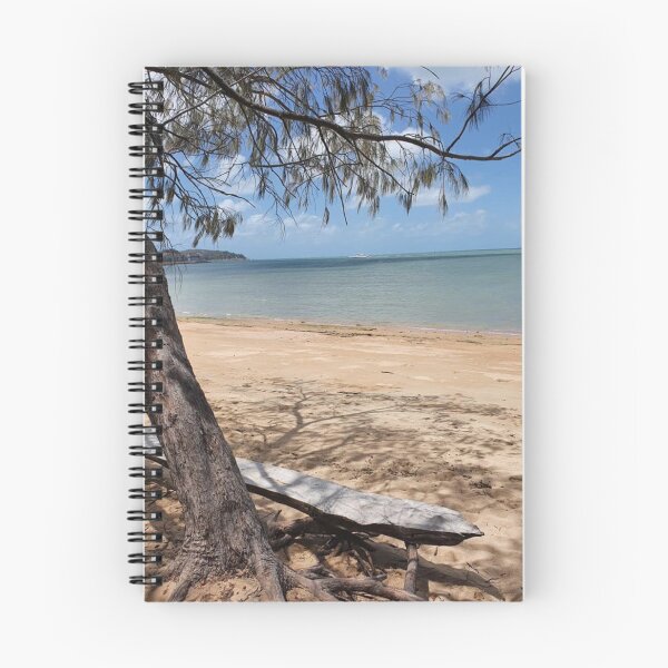 Aperçu de l'œuvre Nelly Bay près de la plage créée et vendue par MickAndoDesigns.