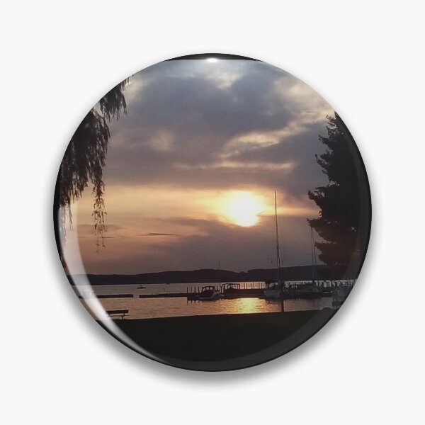 Aperçu de l'œuvre Coucher de soleil sur le lac créée et vendue par TorieWear.