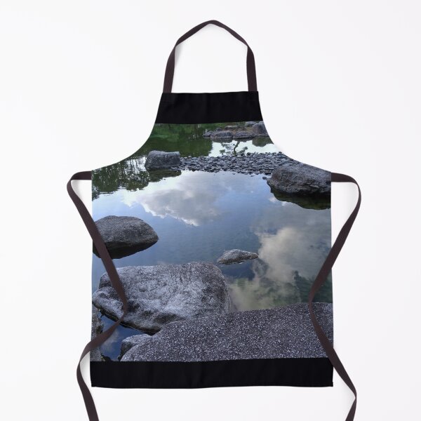 Artikelvorschau, Wolken spiegeln sich im See eines japanischen Gartens wider entworfen und verkauft von cuisinecat2.