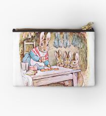 Peter Rabbit und Benjamin Bunny in Mrs Rabbit's Laden Studio Clutch