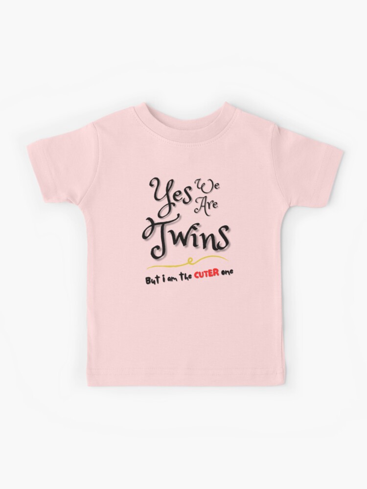 T Shirt Enfant Oui Nous Sommes Jumeaux Mais Je Suis Le Plus Mignon Par Hoobastar Redbubble