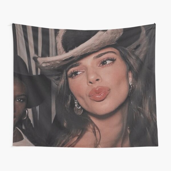 Aperçu de l'œuvre Kendall Jenner tapestries and tapestry créée et vendue par Mattingame.