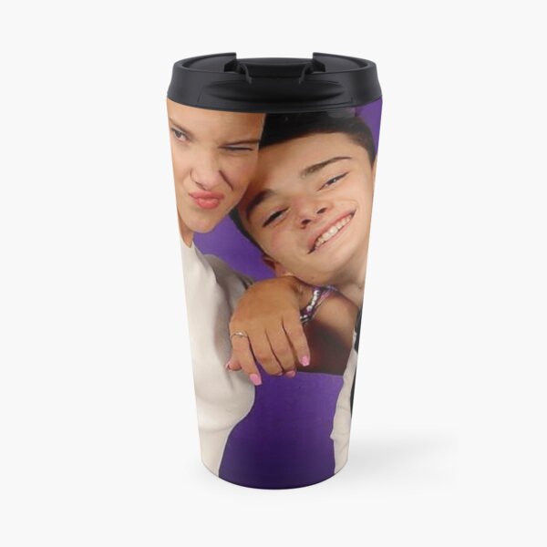 Millie Bobby Brown y Noah Schnapp Taza de viaje