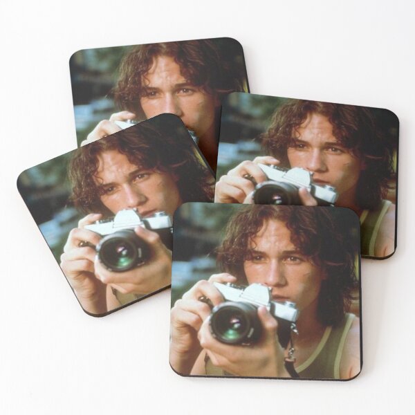Artikelvorschau, Heath Ledger mit schwarzem Hintergrund der Vintage-Kamera entworfen und verkauft von molithesecond.