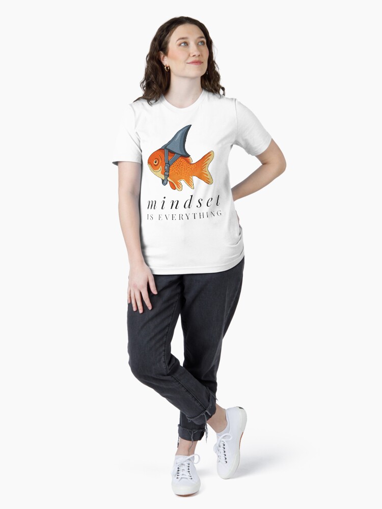 Thumbnail 4 von 7, Essential T-Shirt, Denkweise ist alles Goldfisch Hai Motivation designt und verkauft von MartinLoop.