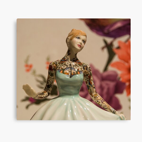 Aperçu de l'œuvre Lady tatouée par Jessica Harrison au Bankism's Dismaland créée et vendue par Carolyn Eaton.