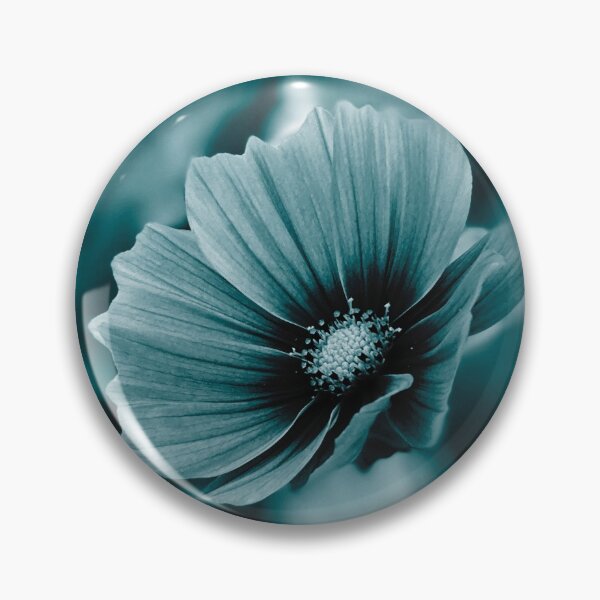 Aperçu de l'œuvre Photographie de fleurs Cosmos en cyan foncé, ton bleu arctique créée et vendue par Gulnaz Turdalieva.