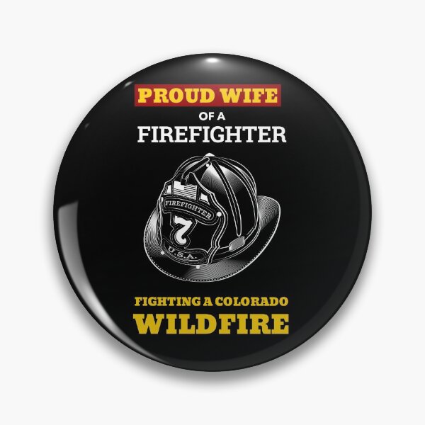 Artikelvorschau, Stolze Frau eines Feuerwehrmanns im Kampf gegen ein Colorado Wildfire entworfen und verkauft von sableandshadow.